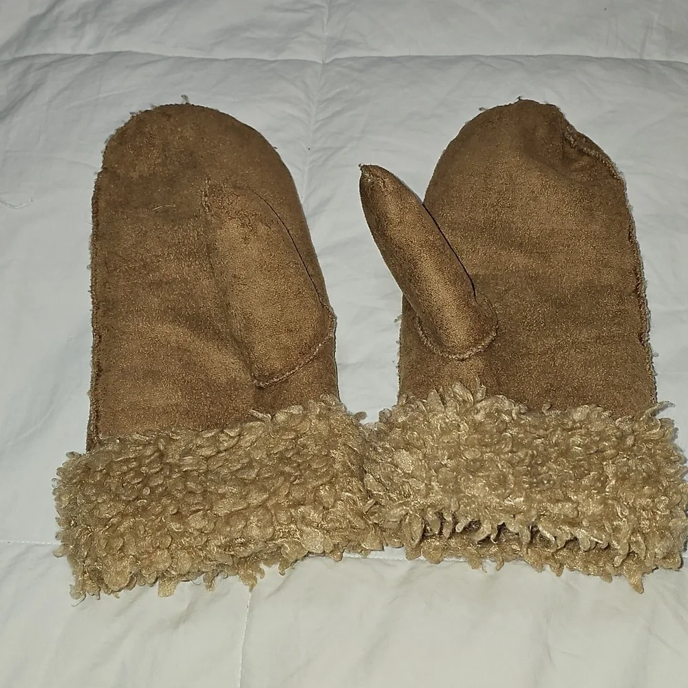 EARTHBOUND Trading Conpany. O/S Fits Most! Fuzzy Lined Mittens!! Comfy