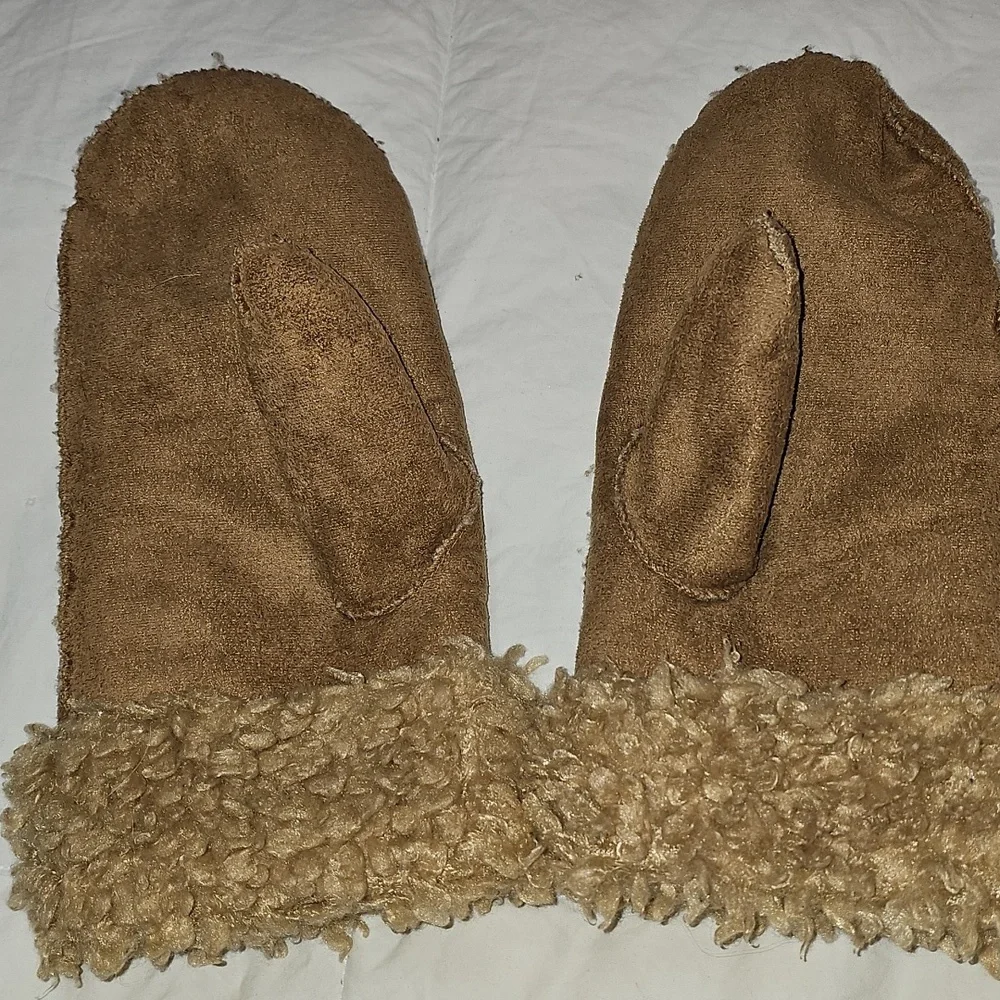 EARTHBOUND Trading Conpany. O/S Fits Most! Fuzzy Lined Mittens!! Comfy
