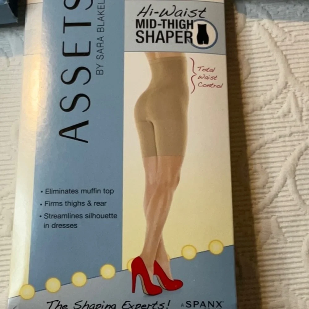 ASSETS by Sara Blakely smooth shape