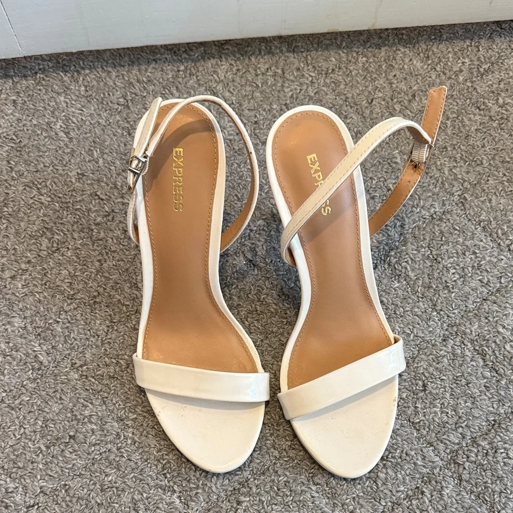 Express Women's Elegant white/ Cream Heels‎ size 9