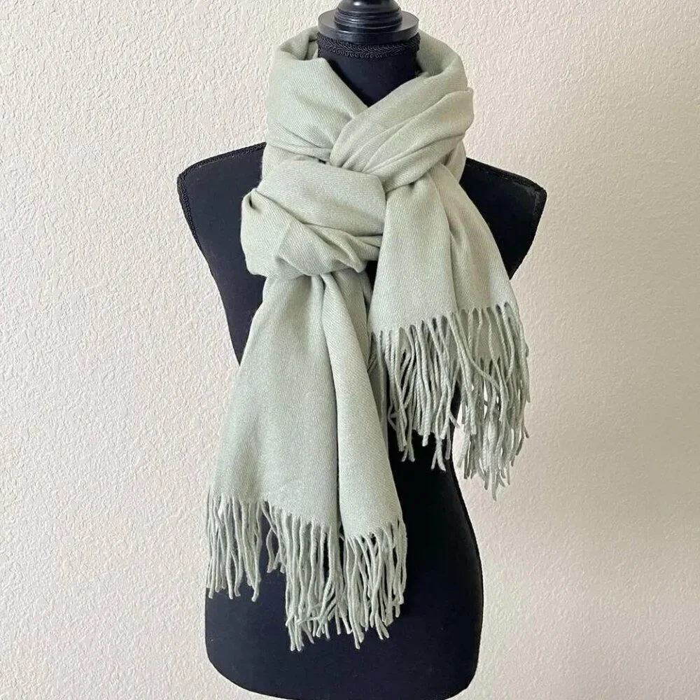 The soft warm pistachio-colored scarve made of a mixture of acrylic and cashmere