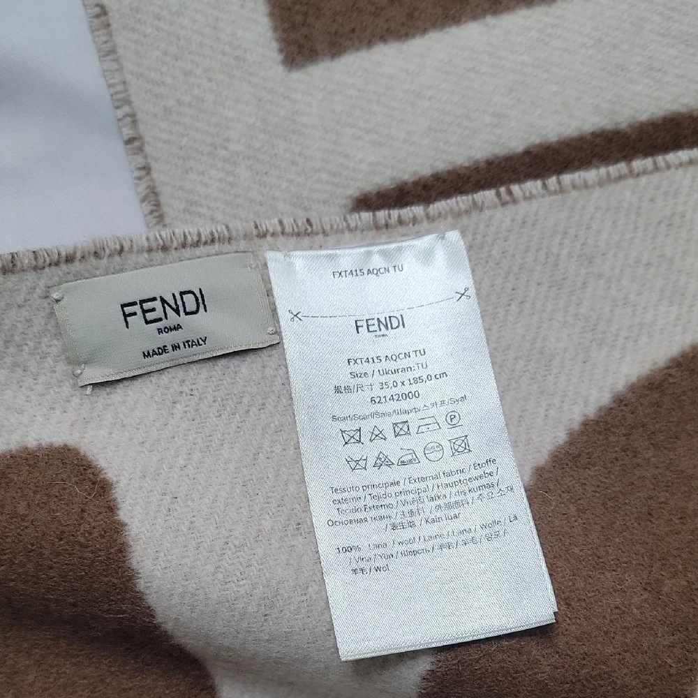 Fendi elegant scarf