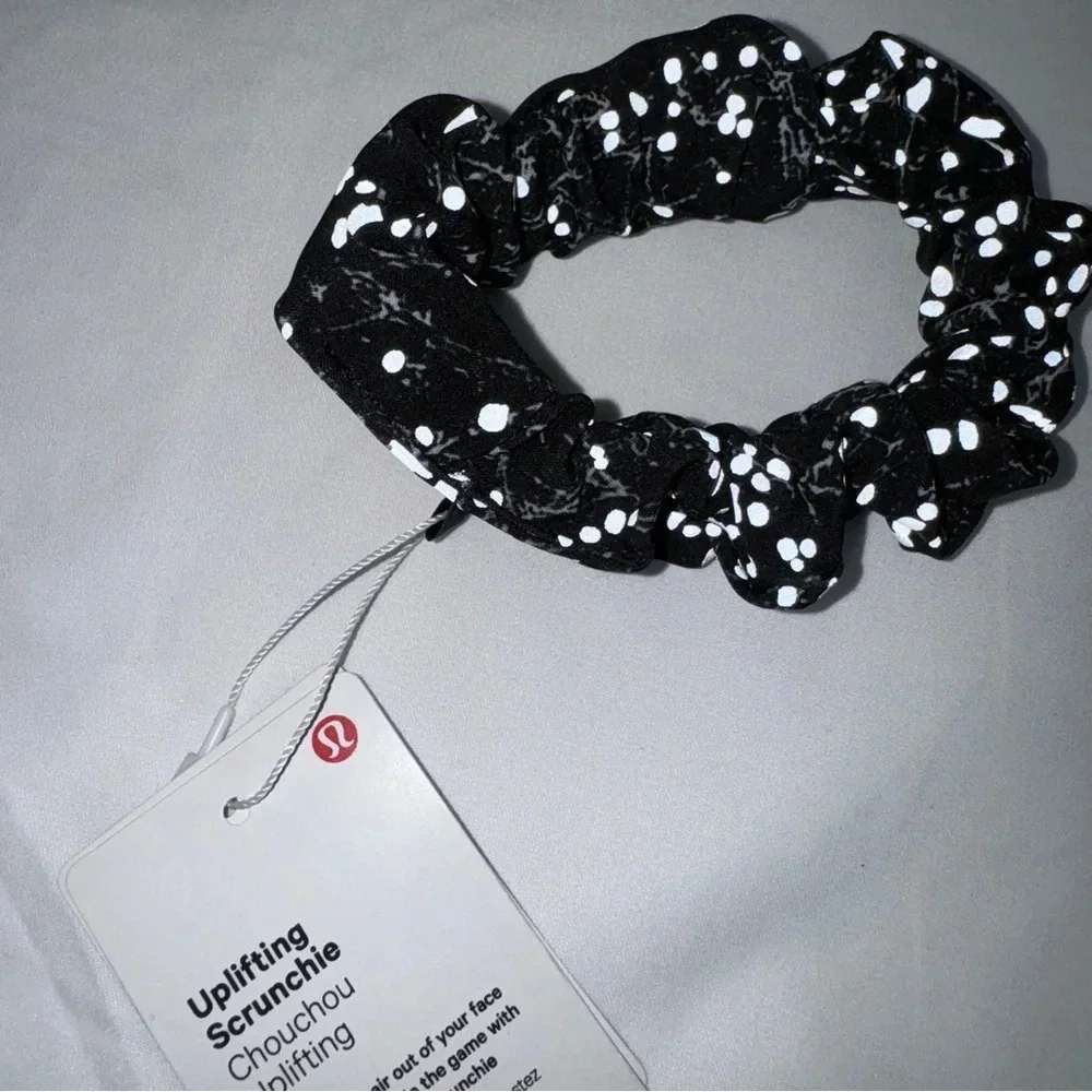 🆕⭐️ Lululemon Uplifting Scrunchie Reflective Crinkle Dust Alpine White