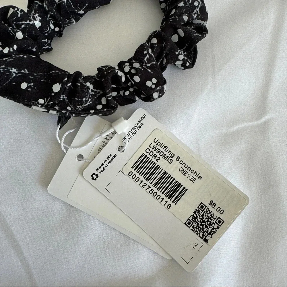 🆕⭐️ Lululemon Uplifting Scrunchie Reflective Crinkle Dust Alpine White