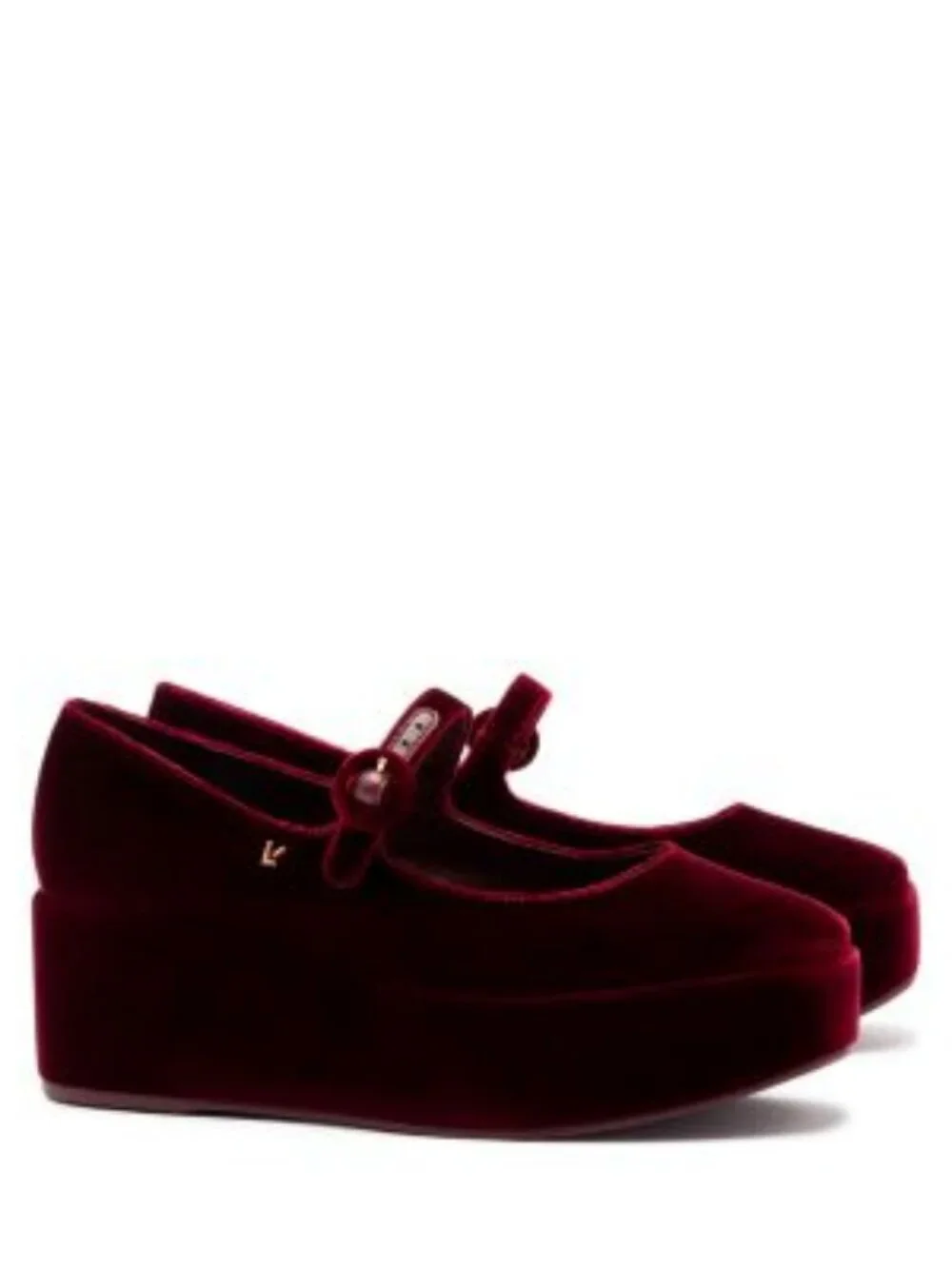 Larroude features fits