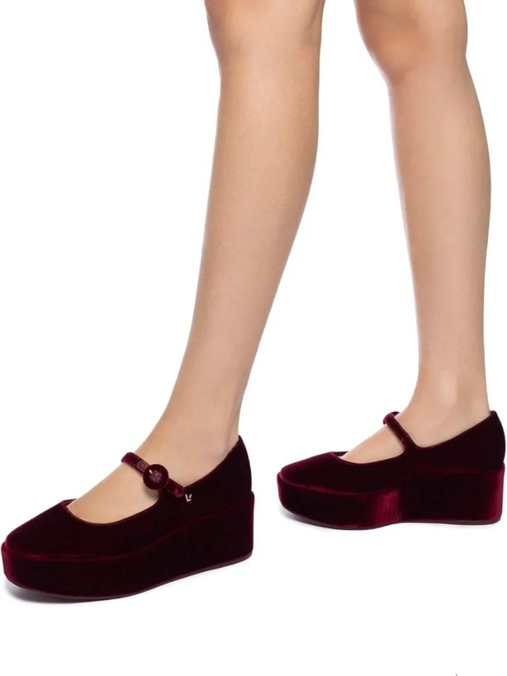 Larroude features fits