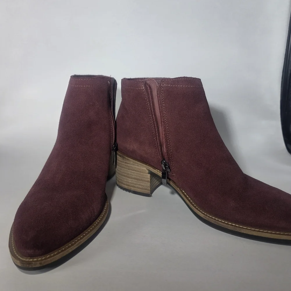 ECCO Women’s Ankle Boots Size 8-8.5 Burgundy Suede Zip Closure Comfort Casual