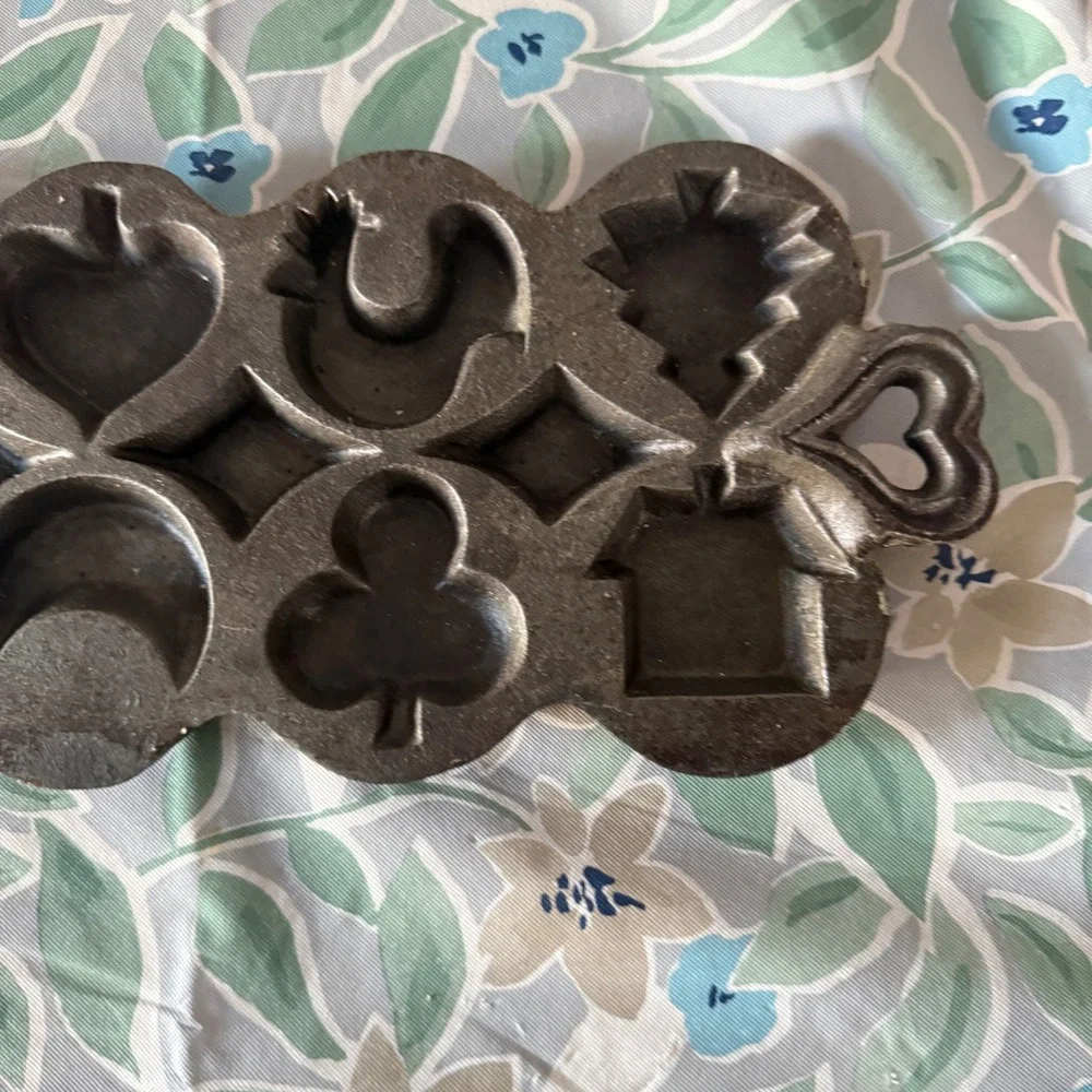 Vintage Cast Iron Novelty Muffin Pan 8‎ Shapes Heart Star Rooster Moon Kitchen