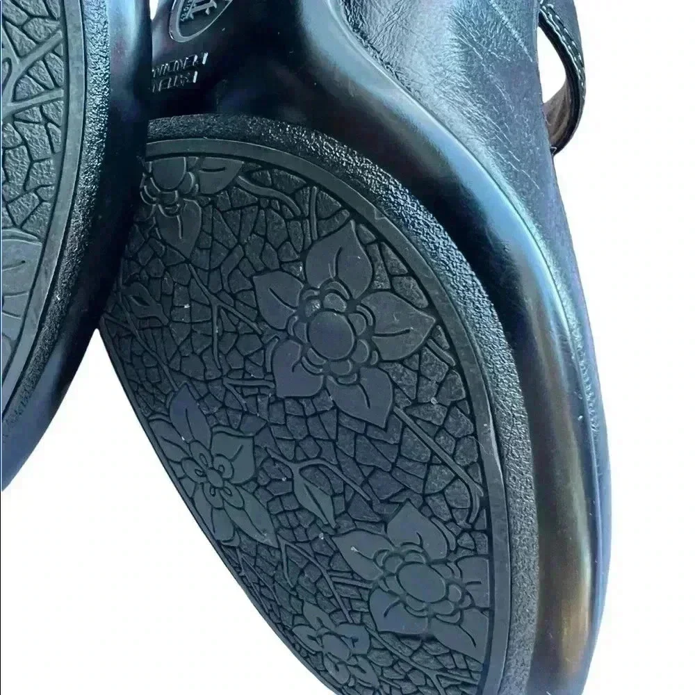 Sofft Black MARY JANES Size 7.5 Narrow!! Crease in leather at the toe Left shoe.