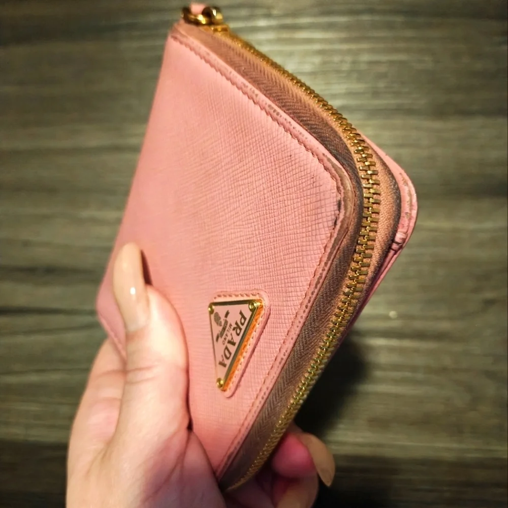 Prada zip signs