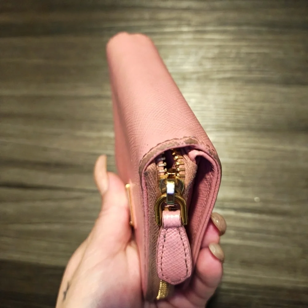 Prada pre pocket note