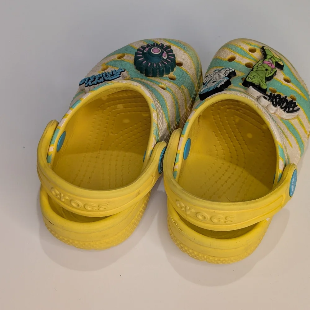 CROCS or straps plenty