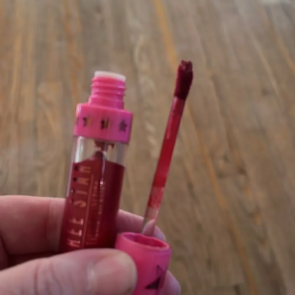 Jeffree Star Velour Liquid Lipst POINTSETTIA