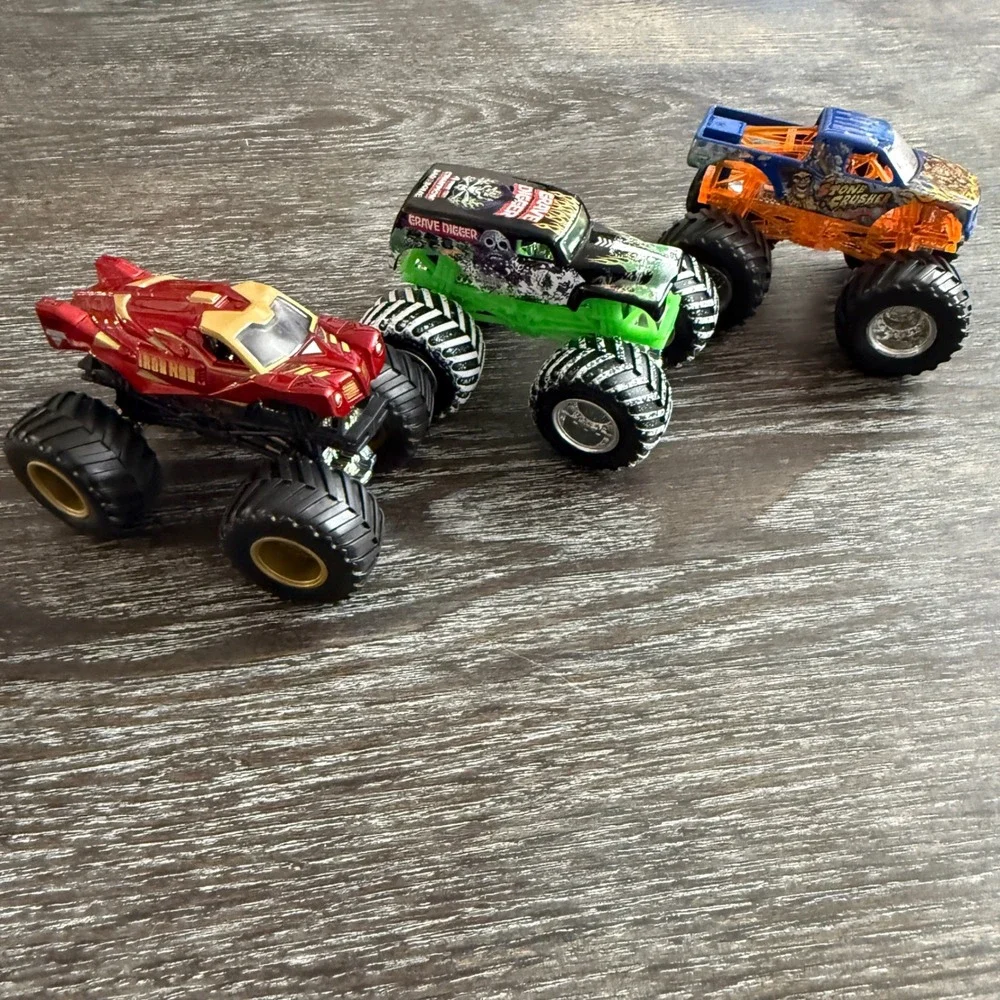 Hot Wheels Monster Jam‎ Lot of 3 Trucks Grave Digger Iron Man Stone Crusher