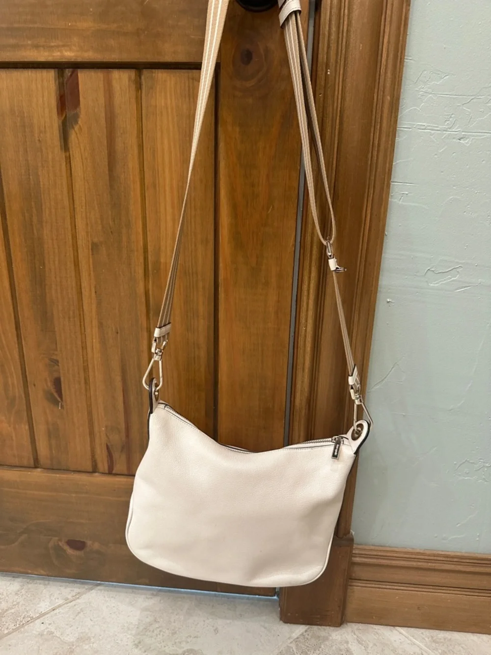 Kate Spade women’s ivory leather cross body purse or regular hand bag