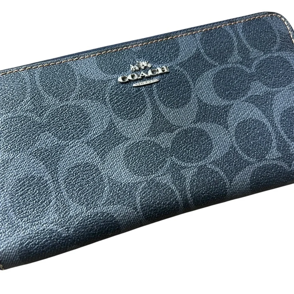 COACH Signature C4452 Long Zipper Wallet. Excellent condition!