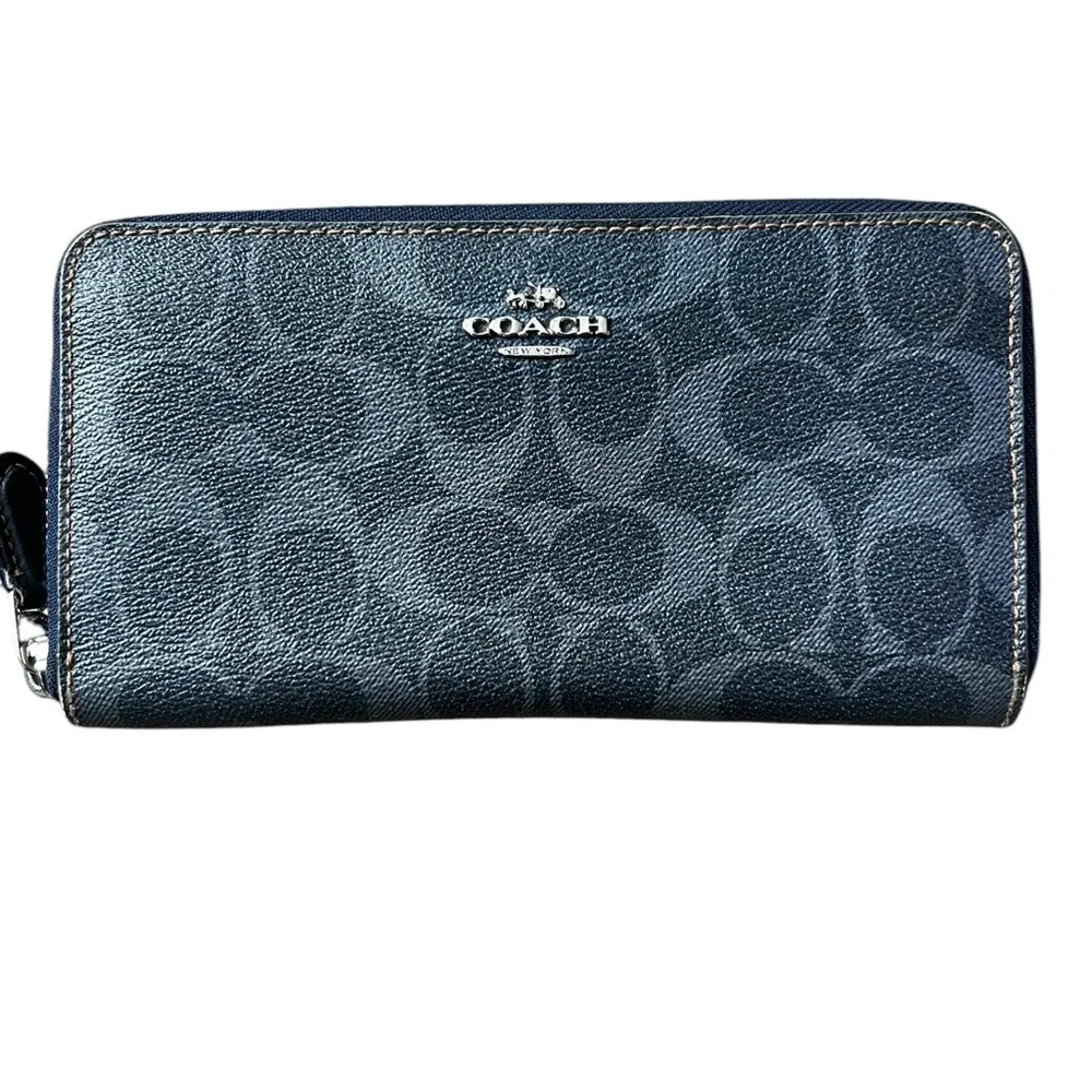 COACH Signature C4452 Long Zipper Wallet. Excellent condition!