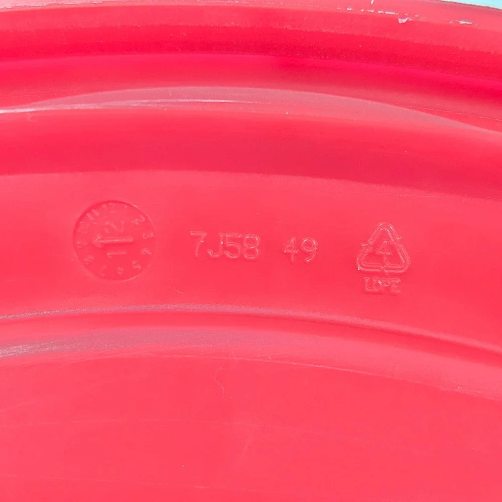 2 Rubbermaid Easy‎ Find Lids 4.5