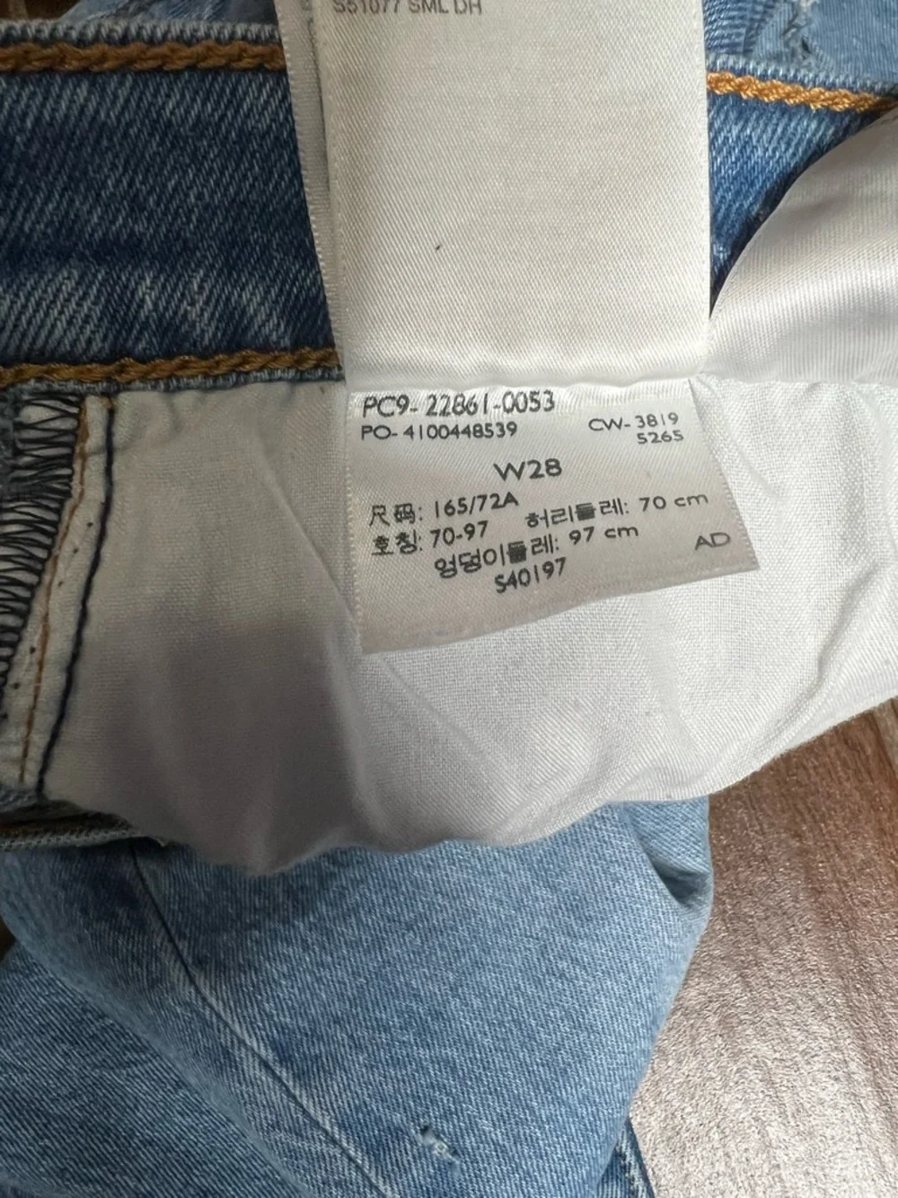 Levi’s Light Wash Denim Distressed High Rise Wedgie Jeans women’s Size 28