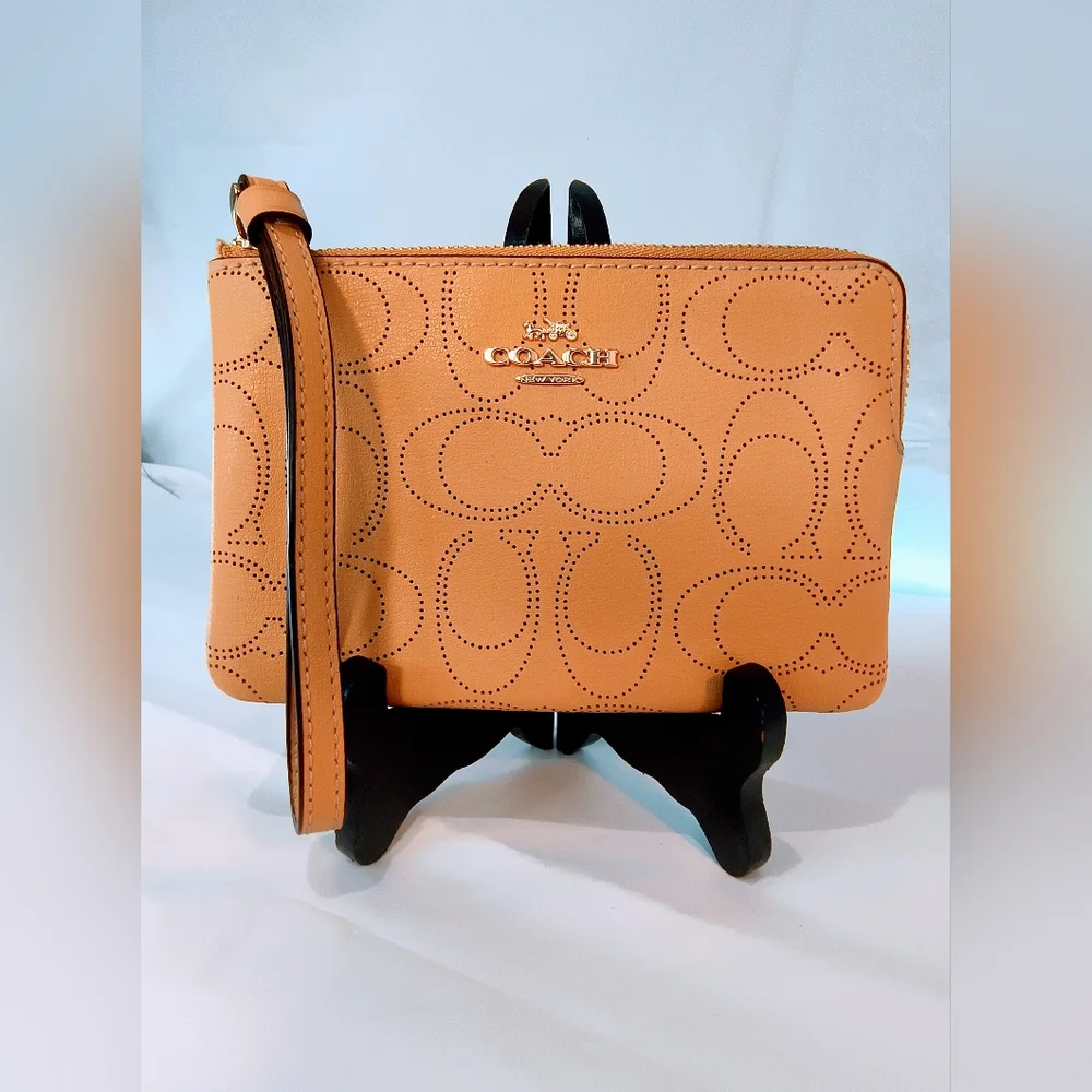 NWOT COACH Perforated Leather Corner‎ Zip Wristlet in  Honey/Tan Color