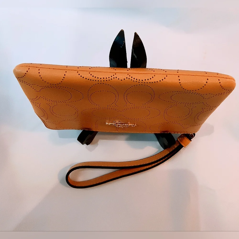 Coach wristlet tan