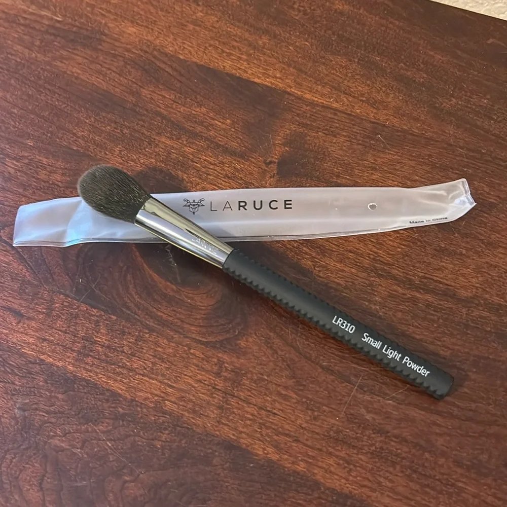 Laruce LR310 Small Light powder brush in midnight NWT