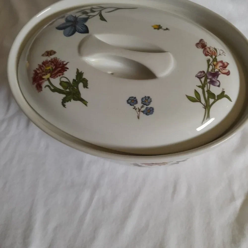 Vintage Cordon Blue BIA casserole dish w lid. Like new.