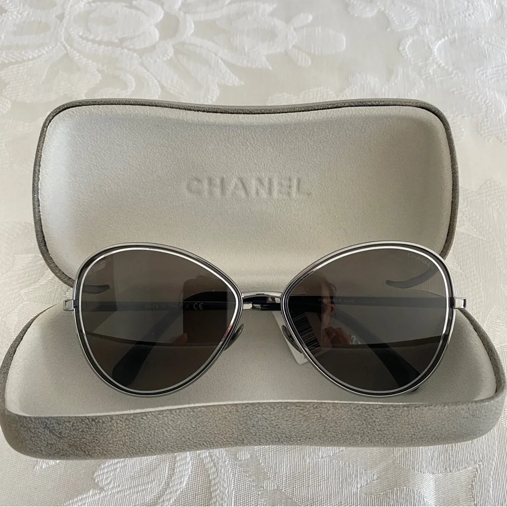 CHANEL complete your