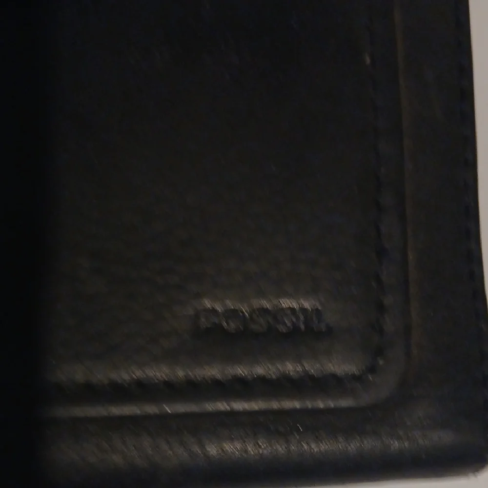 Fossil sleek black
