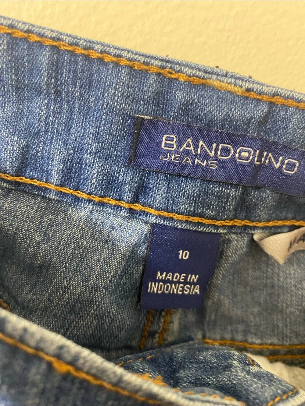 Bandolino subtle everyday closure