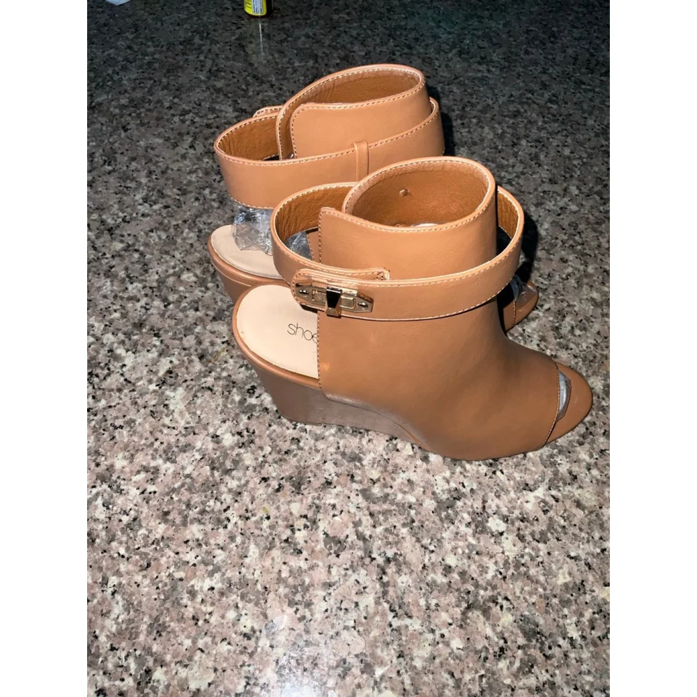 Shoe Dazzle women shoe