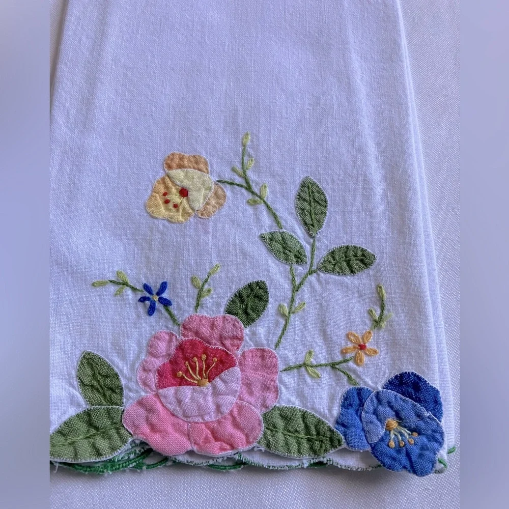 VINTAGE Floral Cotton Appliqué Hand Embroidered White Tea Towel (1)