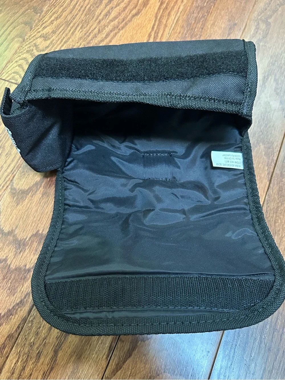 Akona compact black