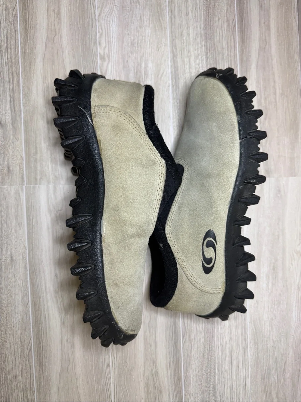 Salomon suede slip