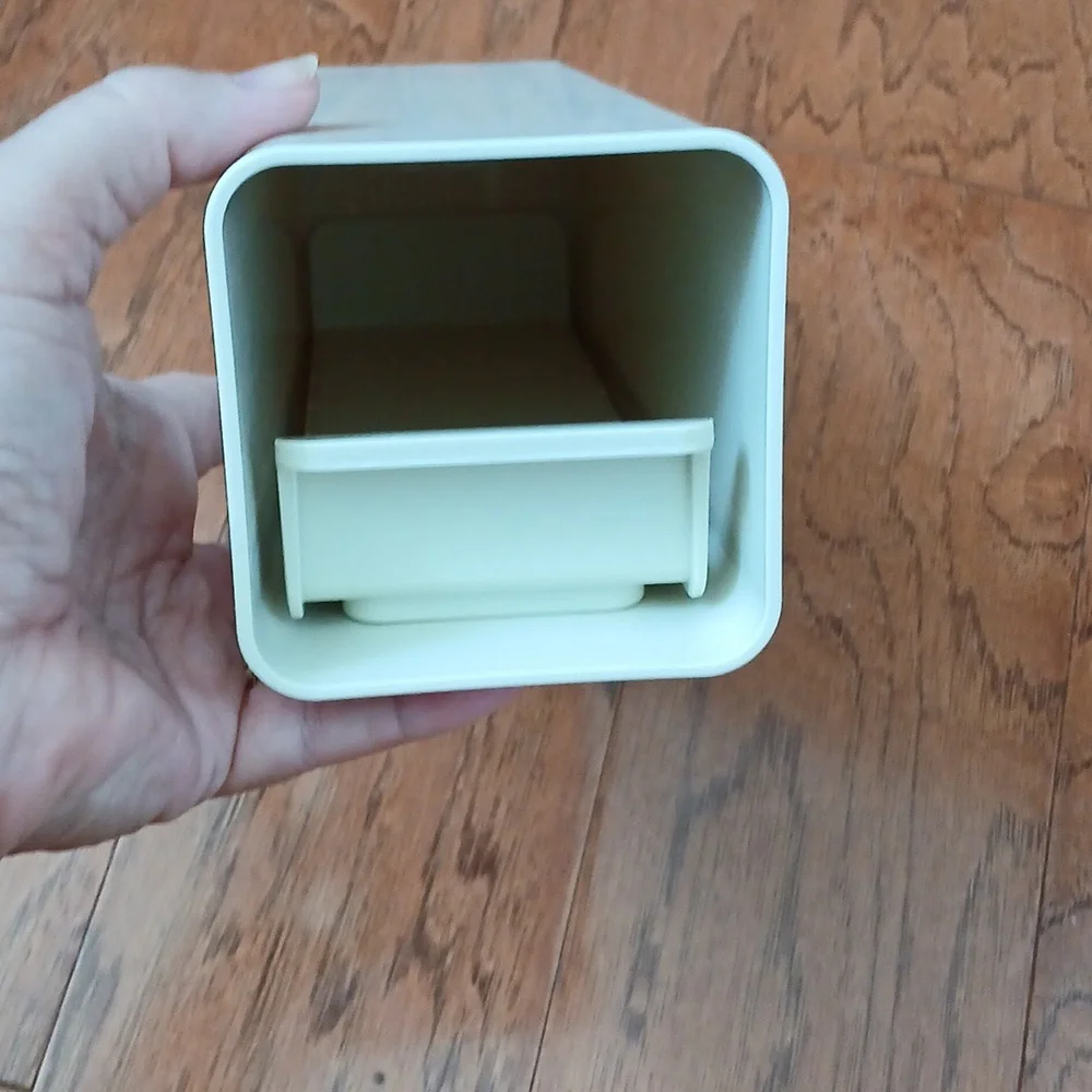 Tupperware 1698 crackers