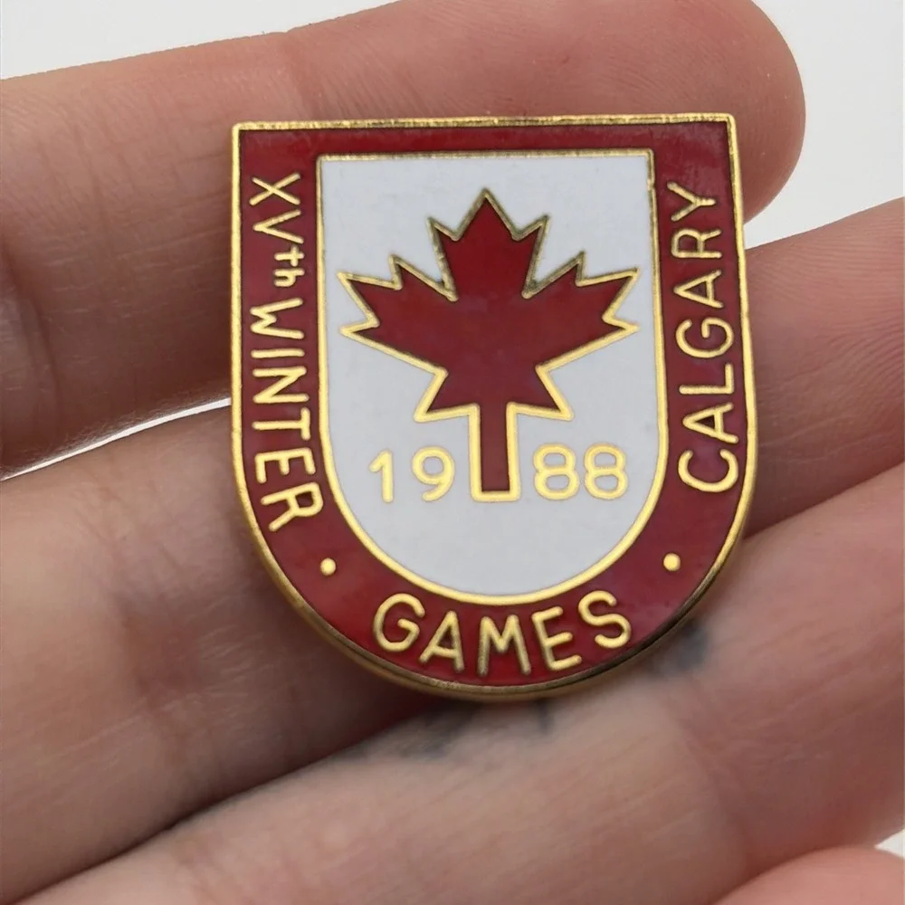 Vintage 1988 Calgary XV Winter Olympic Games‎ Pin Maple Leaf Shield LE