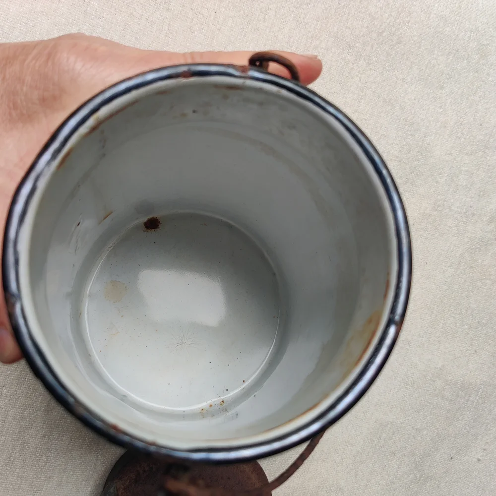 Unmarked pail lid some