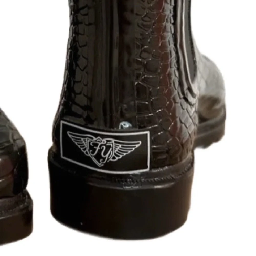 FOREVER YOUNG ~ Women’s black embossed all weather utility rain booties size 8