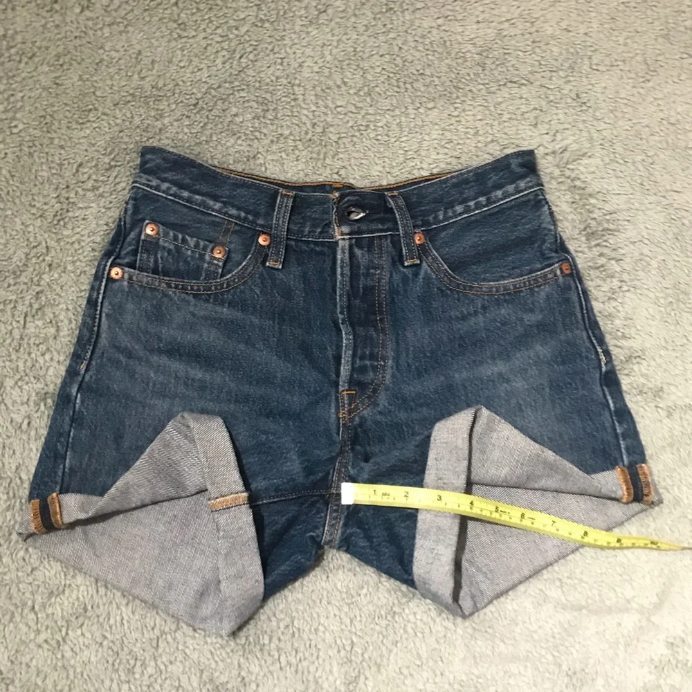Levis questions material
