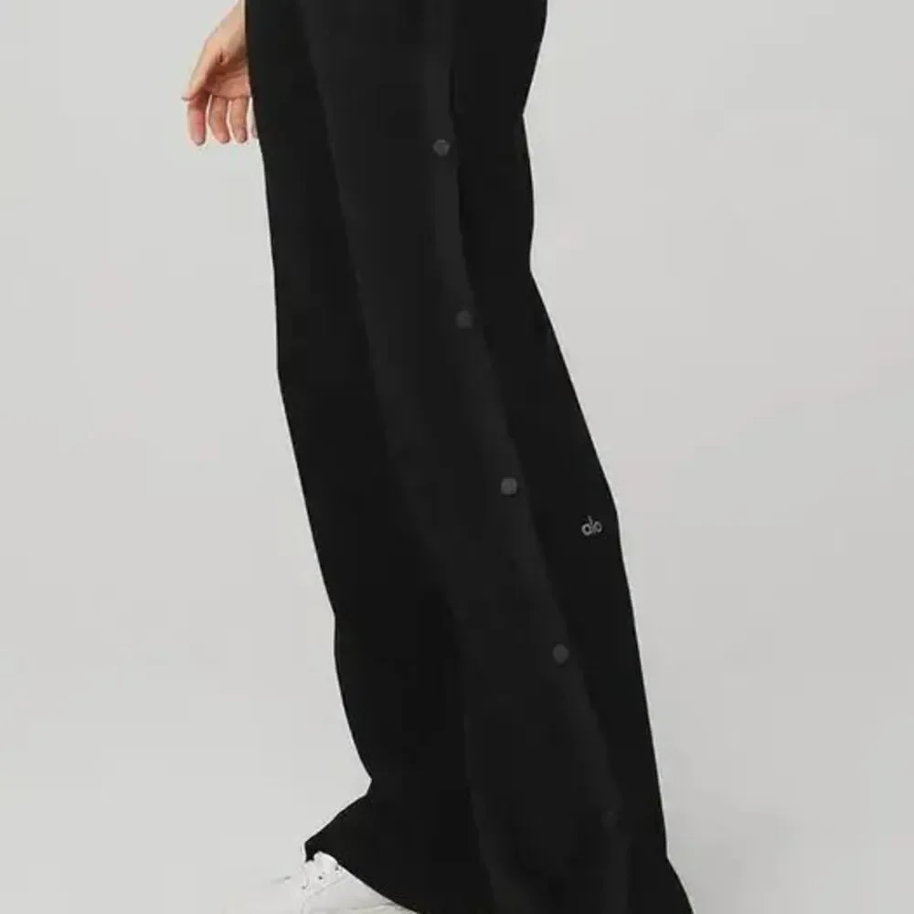 Alo Yoga Courtside Tearaway Snap Pants in Black