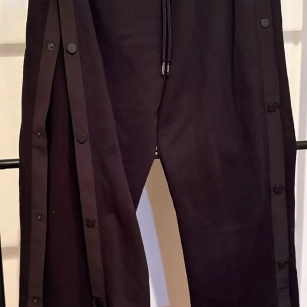 Alo Yoga Courtside Tearaway Snap Pants in Black