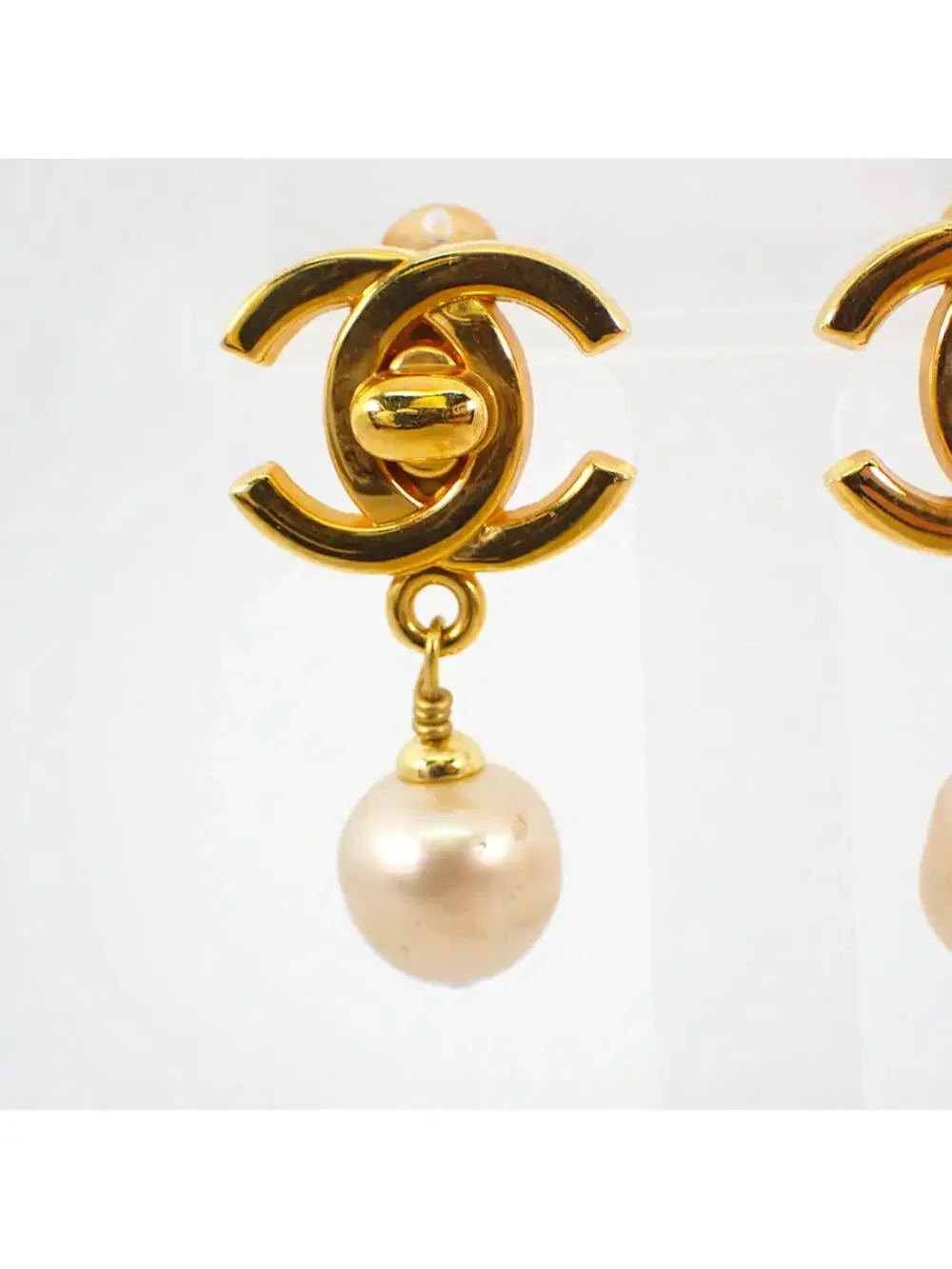 CHANEL elevate your