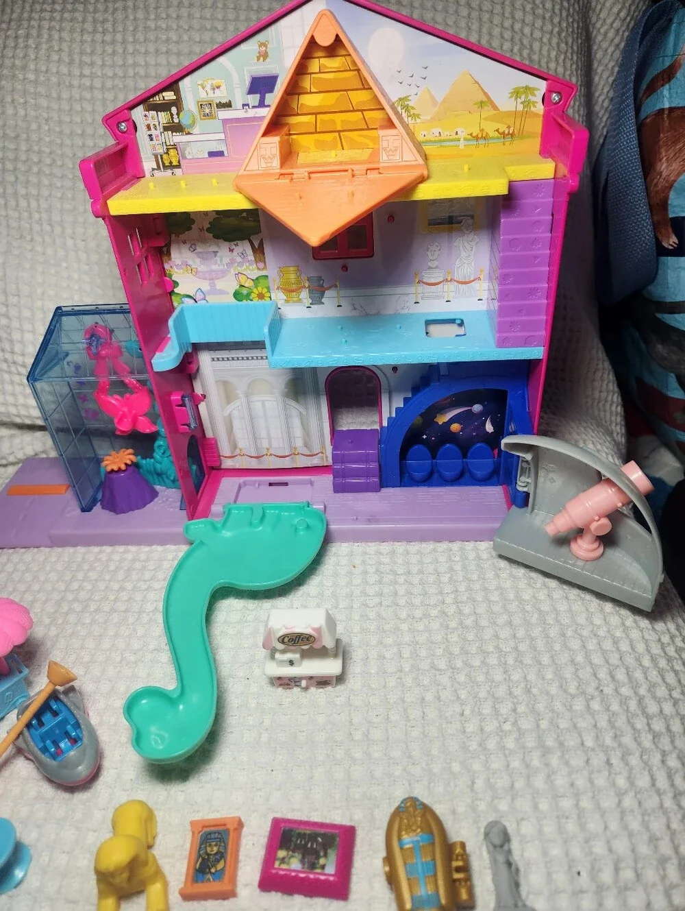 POLLY POCKET™ STARRING SHANI™ POLLYVILLE™ MIGHTY MUSEUM™ Playset Includes 17 Pcs