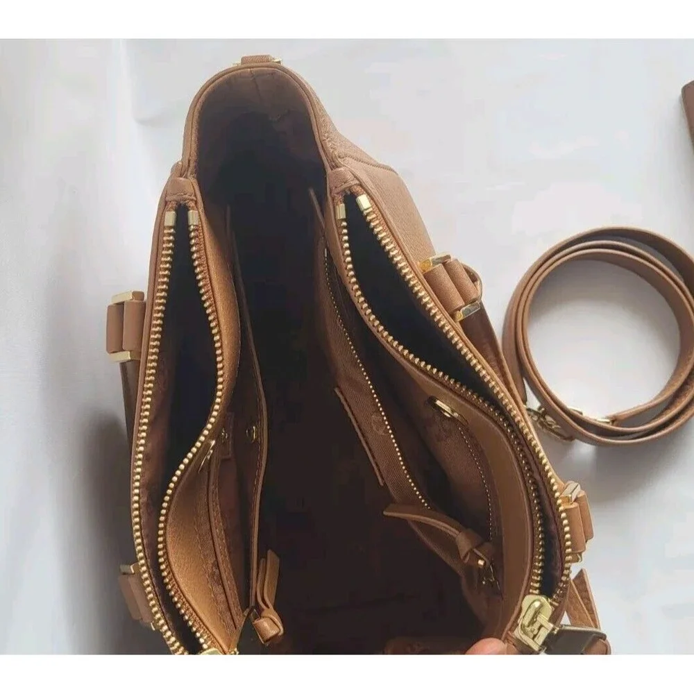 Tory Burch compact pebbled