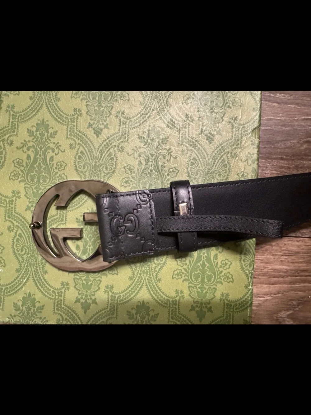 Gucci buckle features