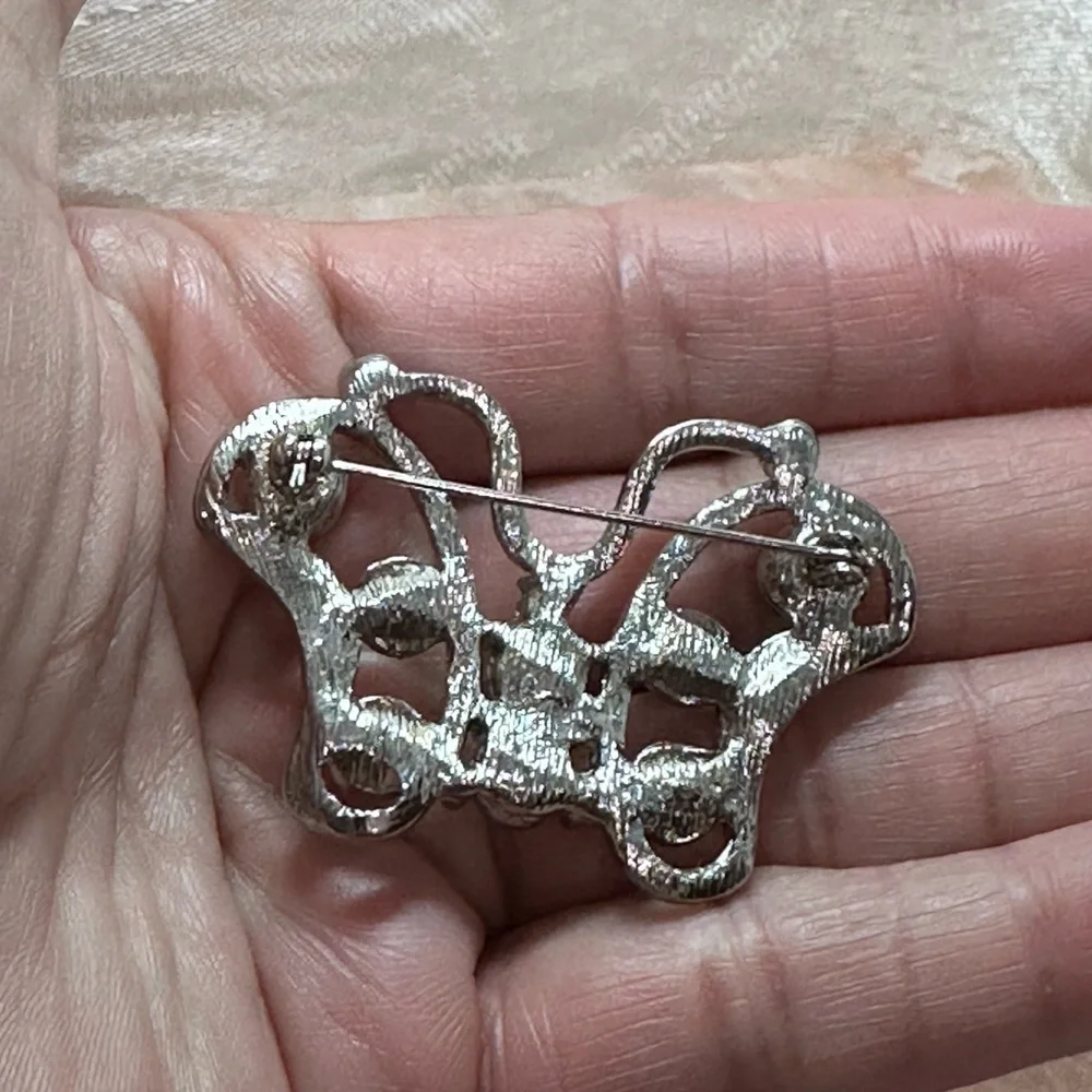 unbranded woman’s brooch