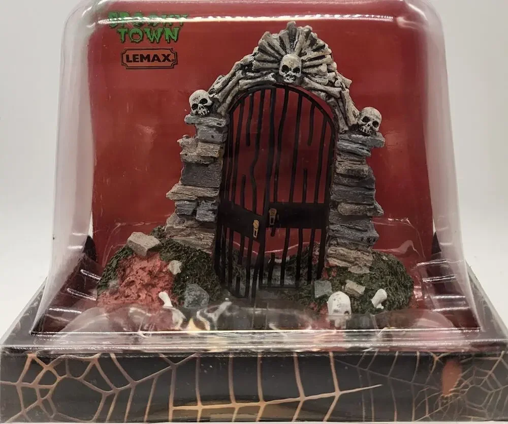 Lemax Halloween Spooky Town 2012 Cemetery Skull Gate Table Accent #23942 Retired