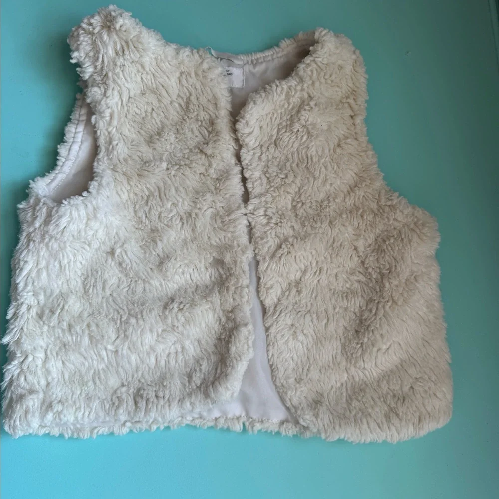 H&M Cream Faux Fur Vest Plush Layer. Size‎ 4-5Y