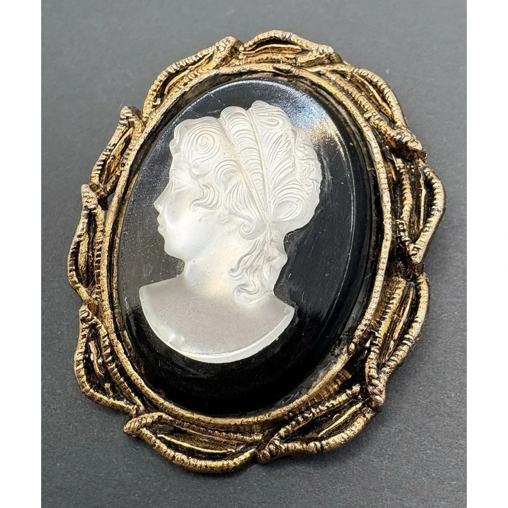 N/A vintage lady