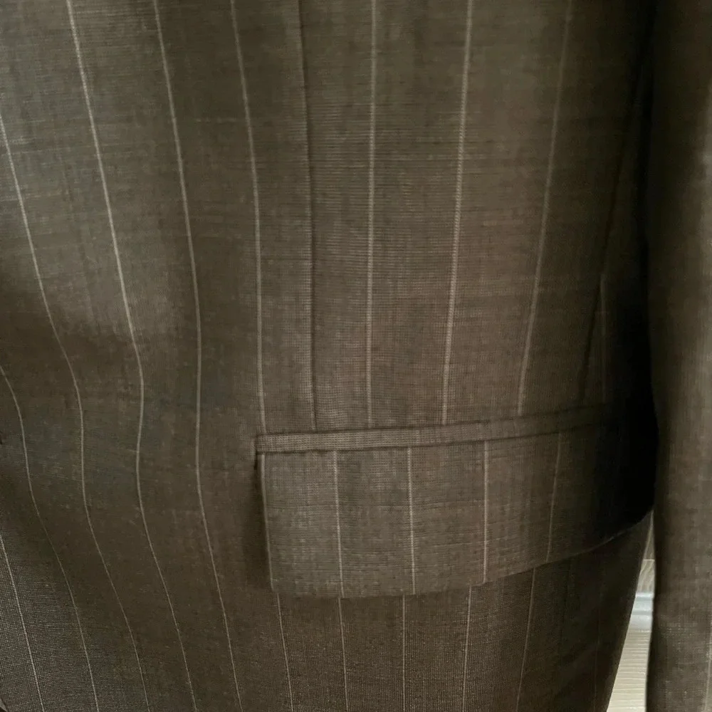 JOS A BANK~ SPORTS COAT~GRAY~43R